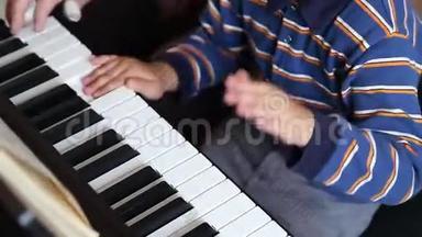 男孩学<strong>弹钢琴</strong>
